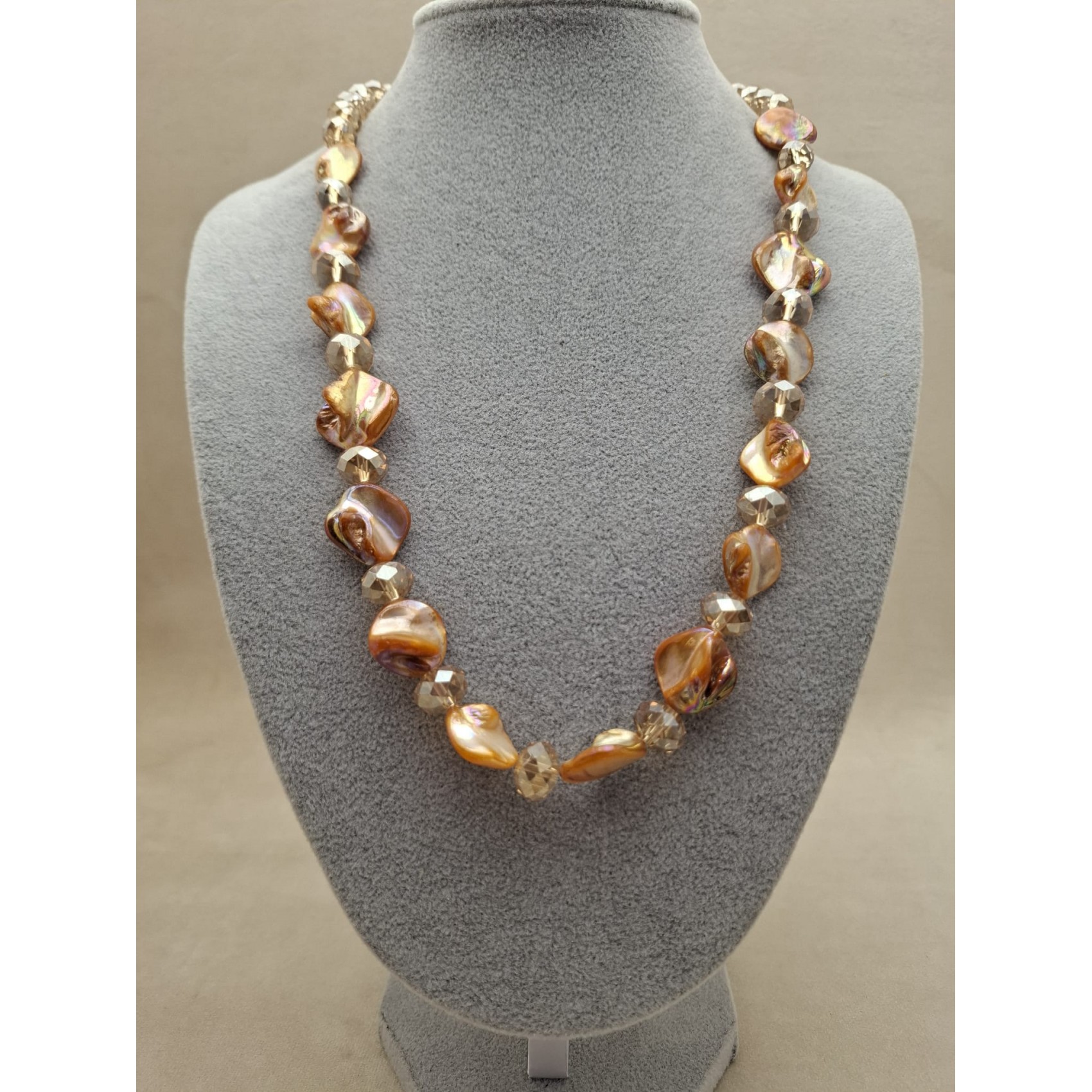 Kaklarota  ( perlamutrs )