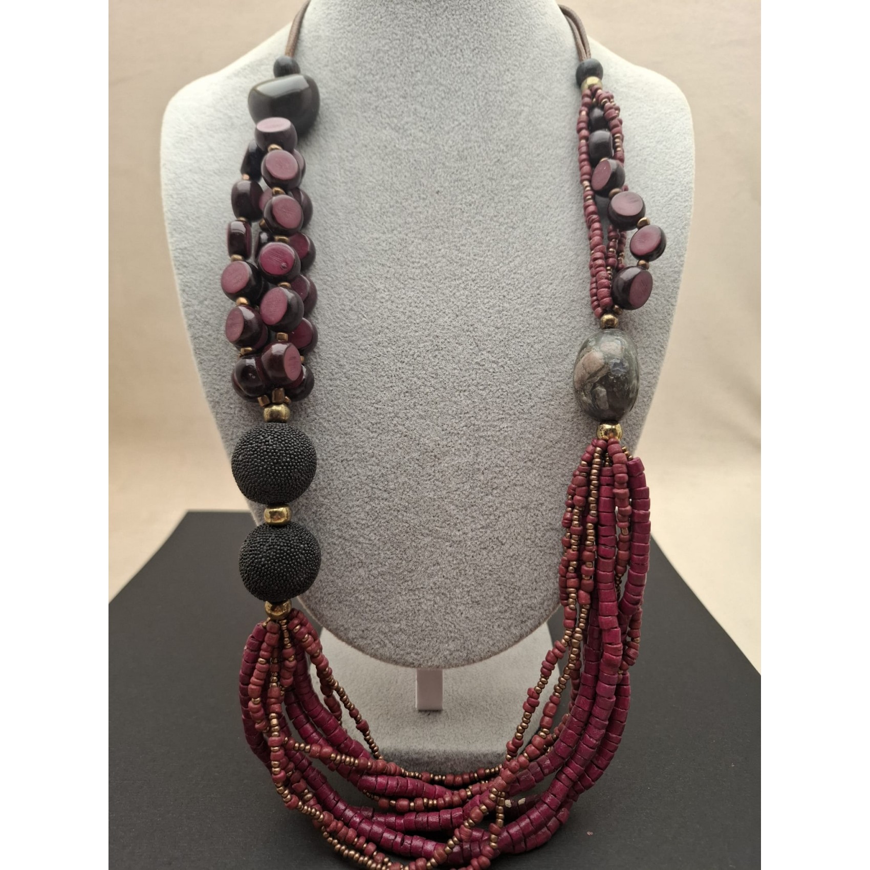 Kaklarota ( dabīgie akmeņi/koks )